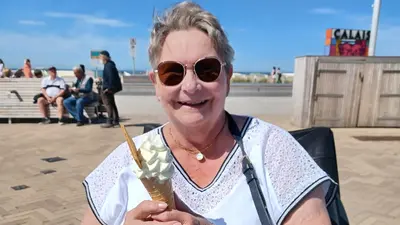 Une vacancière, tout sourire une glace à la main