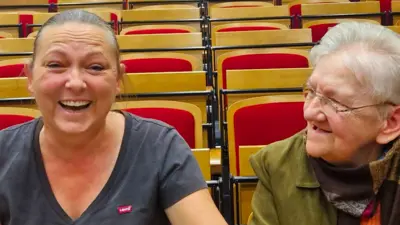 Une bénéficiaire assise à côté de sa fille