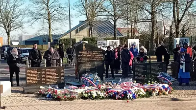 photo des plaques commémoratives comportant les noms des victimes