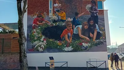photo d'une fresque murale représentant les enfants avec des fleurs