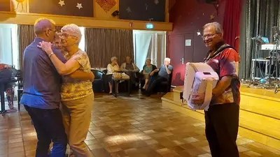 Un couple dansant au rythme d'un accordéon
