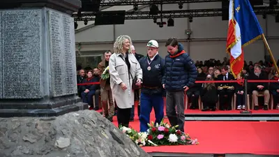 Dépôt de gerbe par Catherine Griboval-Warneys