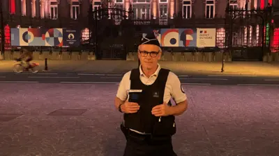 Joïc Berthaud en tenue de réserviste, en patrouille lors des JO de Paris de 2024