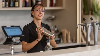 Une barmaid avec un shaker