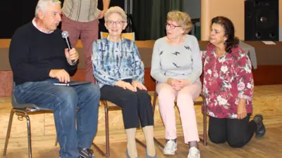 Des bénéficiaires rejouent la scène