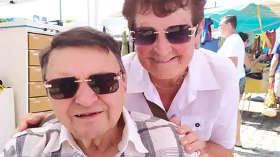 Un couple de vacanciers tout sourire