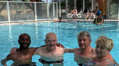 Des vacanciers dans une piscine