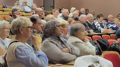 Les bénéficiaires de Valenciennes regardent le spectacle avec attention