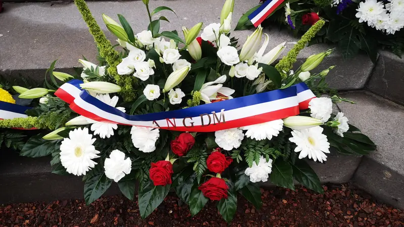 gerbe au pied du monument aux morts de Lens