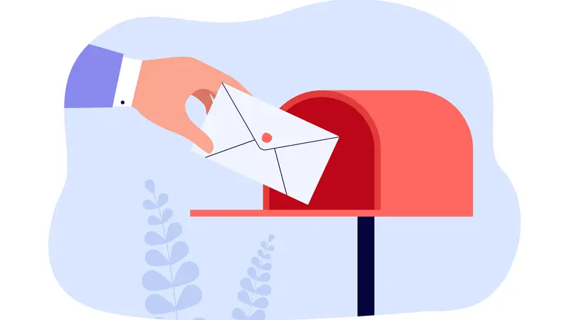 La main d'un facteur mettant un courrier dans une boîte à lettres