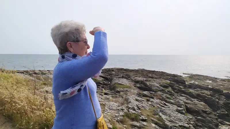 Dame regardant l'horizon