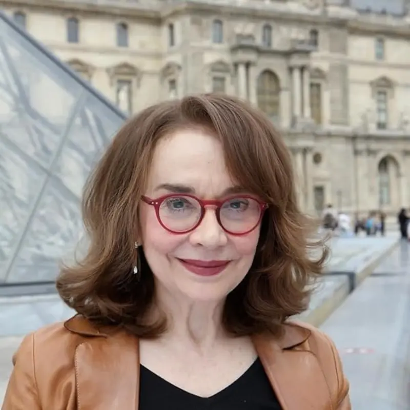 Elaine Sciolino devant la pyramide du Louvre à Paris