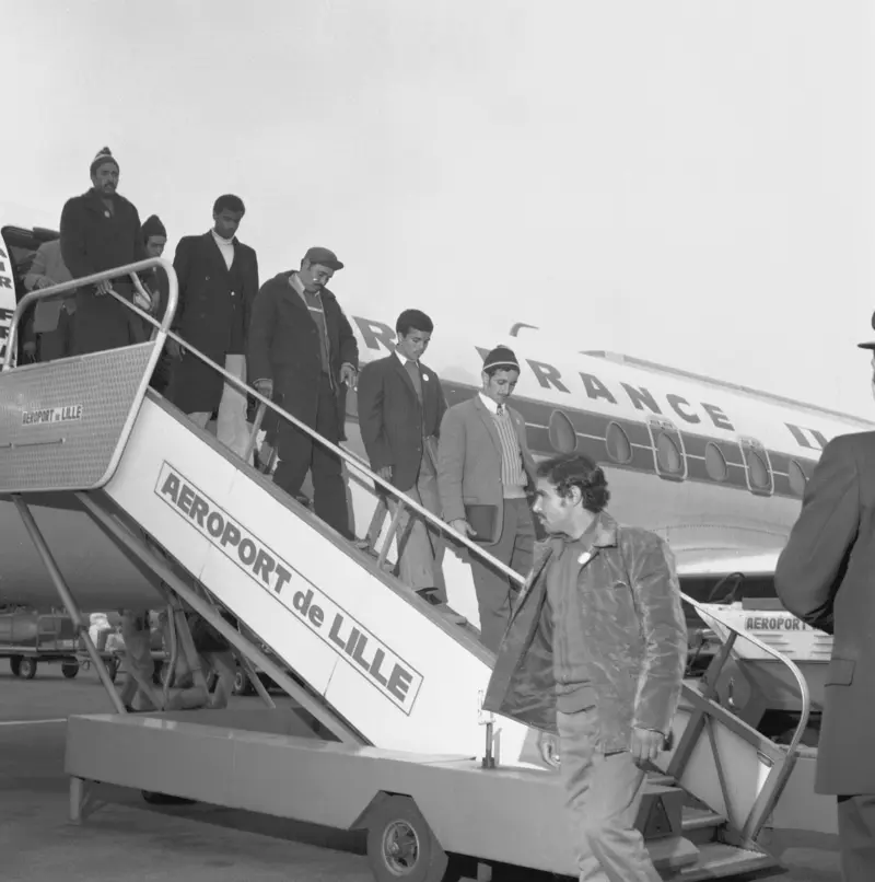 Arrivée d'ouvriers marocains à l'aéroport de Lesquin 1976. Centre historique minier